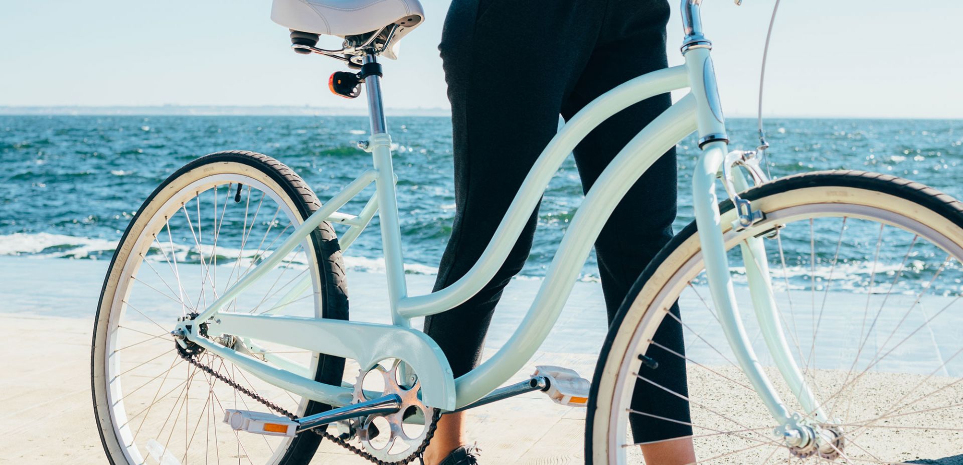 Eine Person, die neben einem Fahrrad steht.